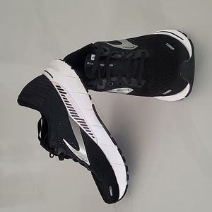 '22 Brooks Adrenaline Size 7.5 Women